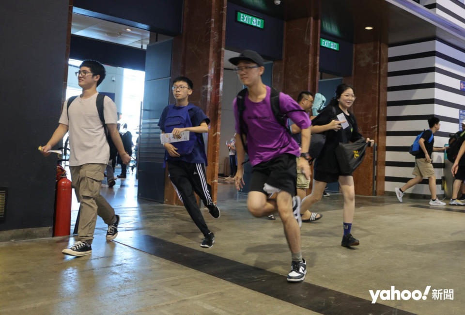 一連五日的香港動漫電玩節今早開鑼，吸引 500 個電玩迷排隊等候，甫開門即鬥快衝入會場。