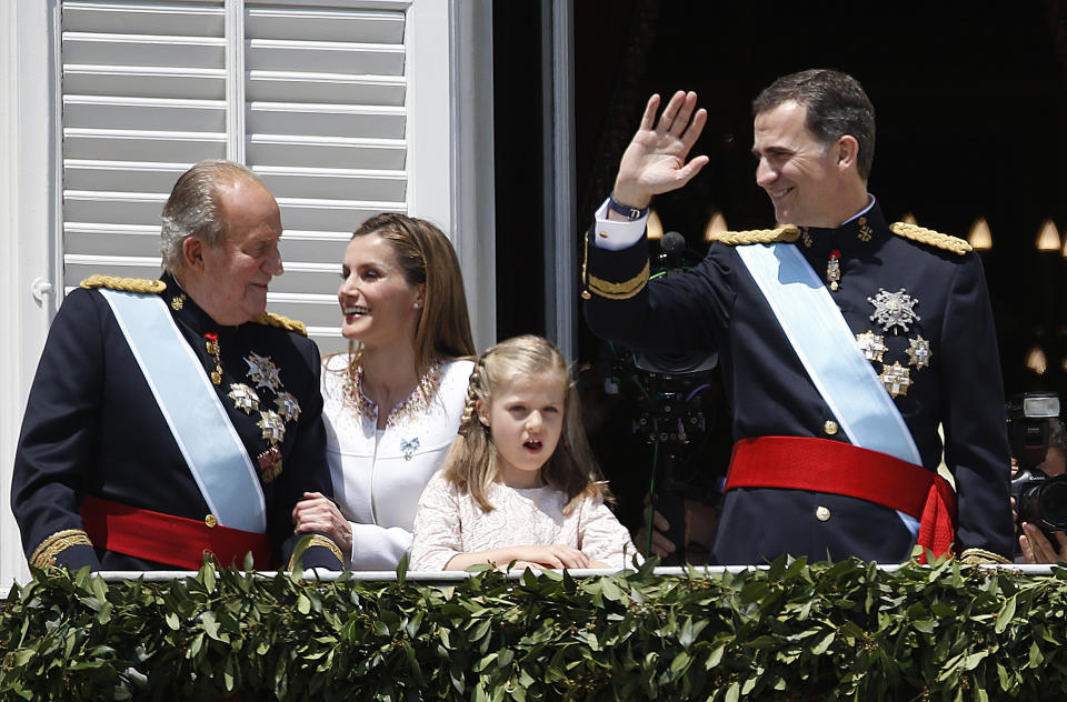 Spain's new King Felipe VI, his wife Queen Letizia, Princess Leonor and King Juan Carlos appear on the balcony of the Royal Palace in Madrid, June 19, 2014. Spain's new king, Felipe VI, was sworn in on Thursday in a low-key ceremony which monarchists hope will usher in a new era of popularity for the troubled royal household.    REUTERS/Andrea Comas (SPAIN  - Tags: POLITICS ROYALS ENTERTAINMENT)  