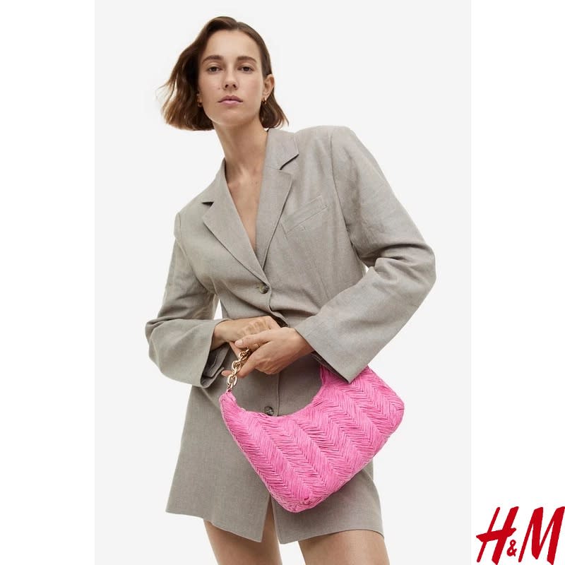 H&M - Straw shoulder bag - Pink Medium. (Photo: Shopee SG)