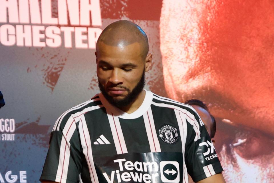 Chris Eubank Jr wears the jersey of his team Man United, taunting Liverpool fan Liam Smith (LAWRENCE LUSTIG)