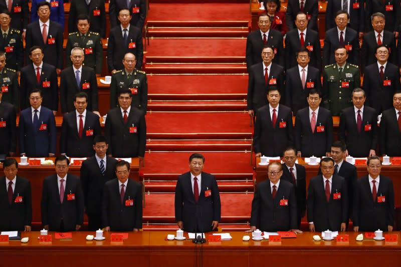 2017年10月24日，中共十九大閉幕式上的習近平與其他中國領導人。（美聯社）