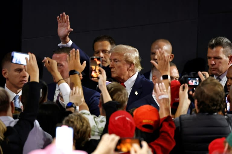 El expresidente de EEUU y candidato Donald Trump, rodeado de agentes del Servicio Secreto en la Convención Nacional Republicana, en Milwaukee, el 15 de julio de 2024 (Kamil Krzaczynski)
