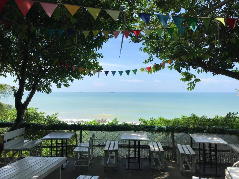 餐點便宜，又能在第一排觀海景，CP值超高！（圖片來源：萊加呵Nine J官方臉書）