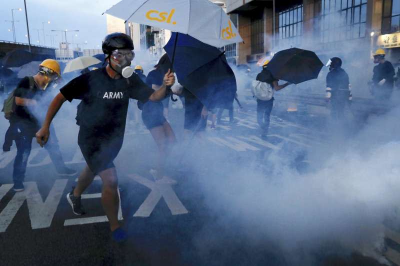 2019年7月28日，香港反送中，公民團體發起「全城追究上環開槍大遊行」，警方以催淚瓦斯彈清場（AP）