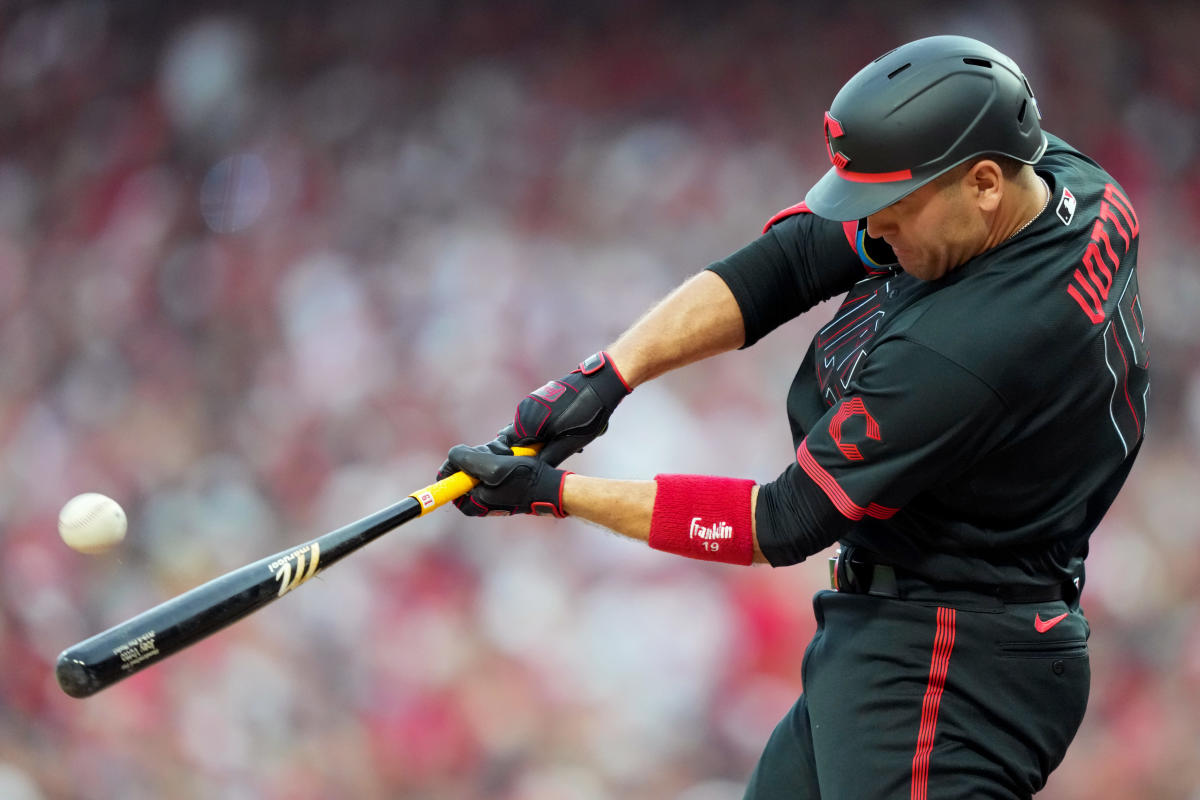 Joey Votto Returns to Reds 10 Months After Shoulder Surgery