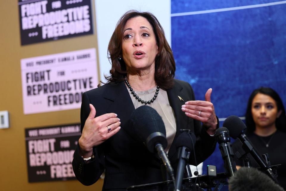 La vicepresidenta Kamala Harris sería la persona obvia para ocupar el lugar de Biden dadas sus funciones constitucionales, pero su propia candidatura a la nominación en 2020 fue notablemente infructuosa (AP)