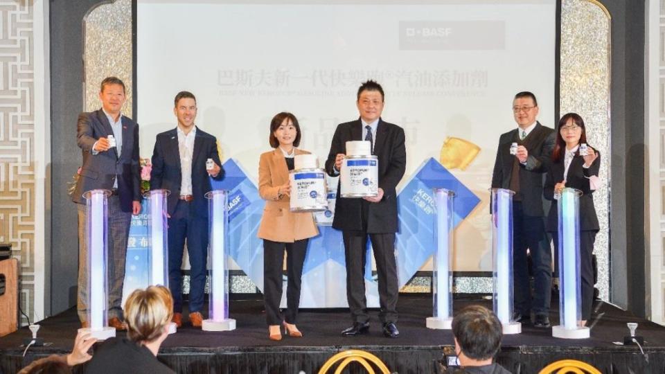 台灣巴斯夫公司董事長兼總經理黃仙蒂 (左三) 與台灣總經銷優駿豐企業有限公司總經理林嘉鵬 (右三)。(圖片來源/ BASF)