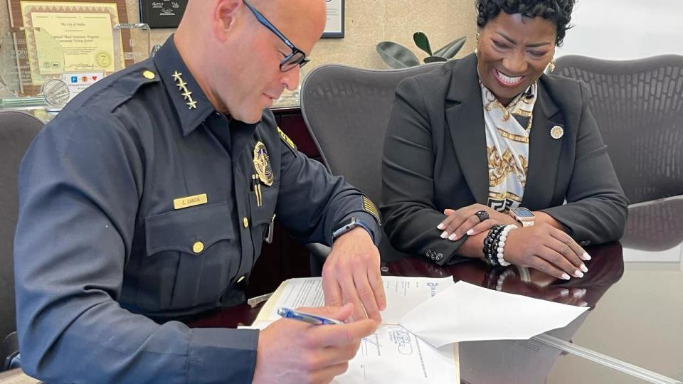 <div>Dallas Police Chief Eddie Garcia pictured with Interim City Manager Kim Tolbert as they finalize his new agreement.</div>