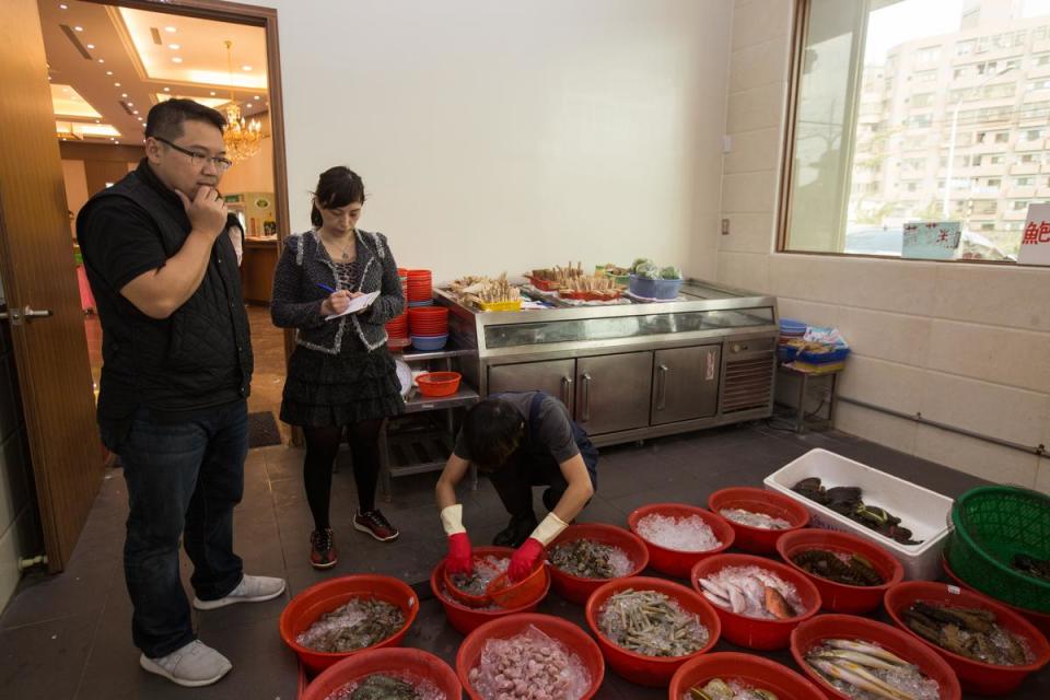 鹿港人嘴叼，海鮮餐廳的魚貨必須是最新鮮，一大籃舖上冰塊的海鮮讓人彷彿置身魚市場。