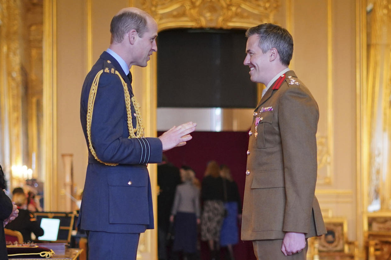 El príncipe William condecorando al al brigadier Tobias Lambert como Comandante de la Orden del Imperio Británico. (Yui Mok/PA via AP)