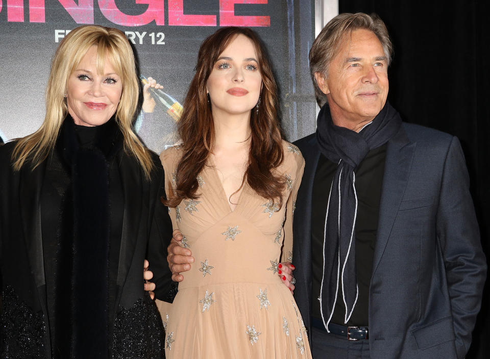 Stolze Eltern Melanie Griffith und Don Johnson unterstützen ihre Tochter Dakota Johnson bei der Premiere von "How To Be Single" im Jahr 2016 (Photo by Laura Cavanaugh/FilmMagic)