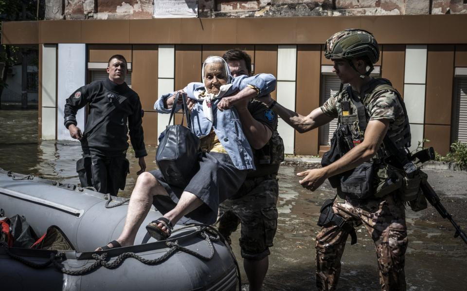  A Ukrainian senior woman is being evacuated by officers - Anadolu Agency/Anadolu