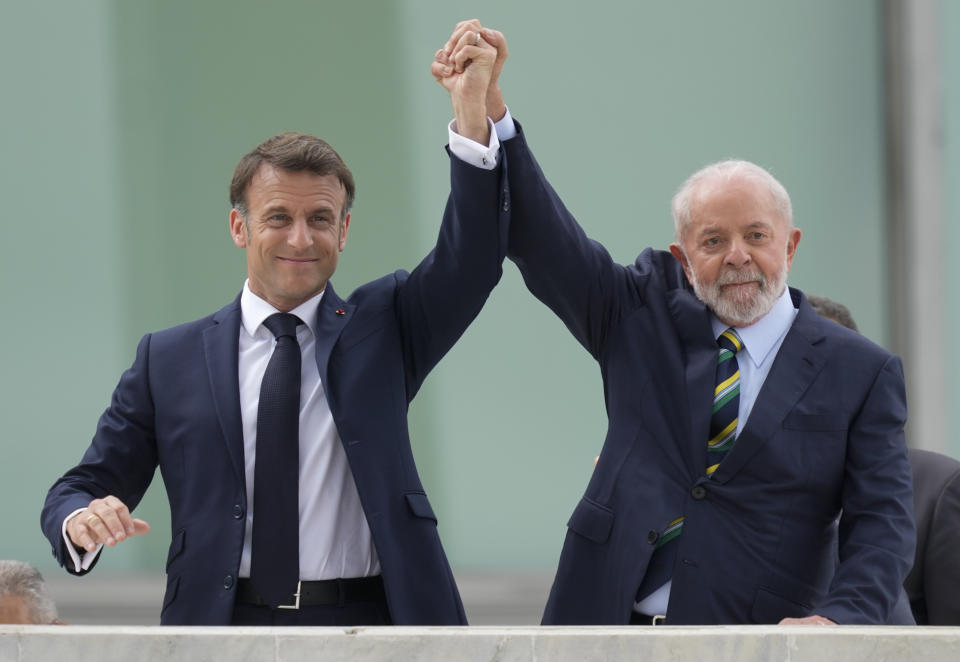 El presidente brasileño Luiz Inácio Lula da Silva y su homólogo francés Emmanuel Macron posan para fotografías en el palacio presidencial de Planalto, el jueves 28 de marzo de 2024, en Brasilia, Brasil. (AP Foto/Eraldo Peres)