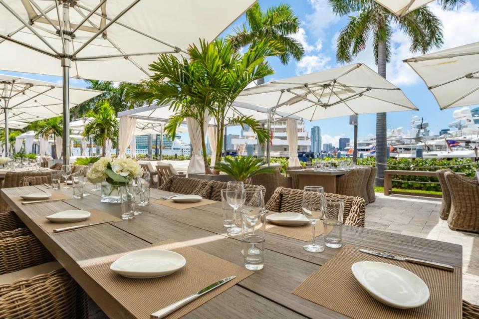 You can dine outdoors at The Deck at Island Gardens.