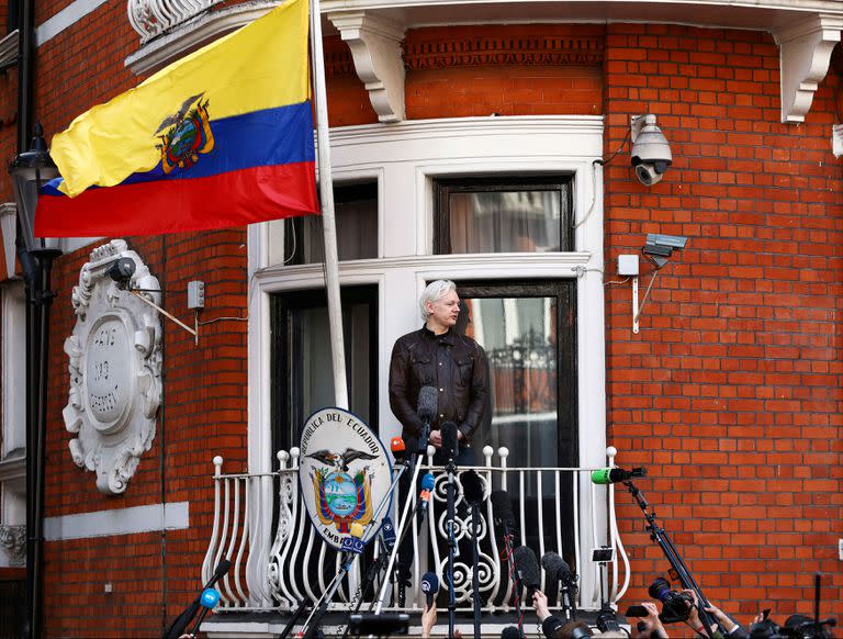 Assange, durante una conferencia de prensa en uno de los balcones de la embajada de Ecuador en Londres en los primeros días de su asilo