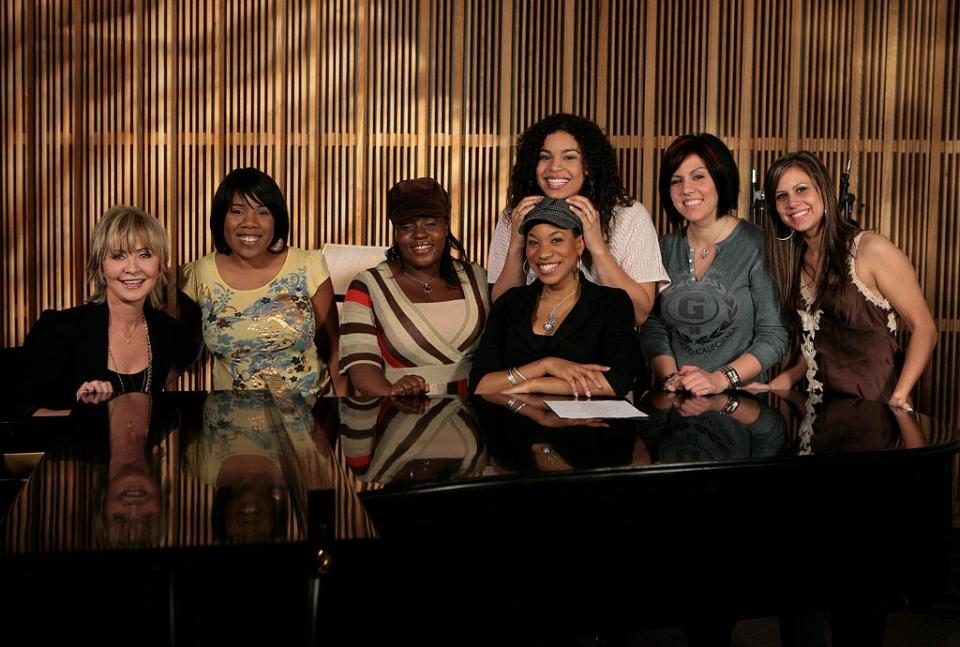 Legendary British artist Lulu works with the Top 11 finalists on the 6th season of American Idol.