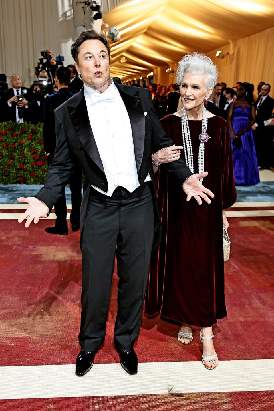 Elon Musk poses on red carpet at Met Gala (Getty Images for The Met Museum/)