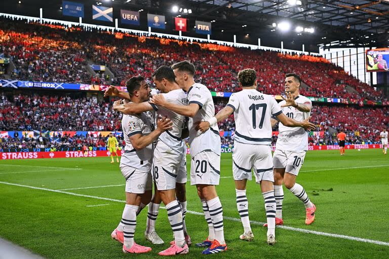 El golazo de Xherdan Shaqiri (izq) dejó más conforme a Suiza, que tiene 4 puntos en el grupo A tras el empate 1-1 con Escocia.