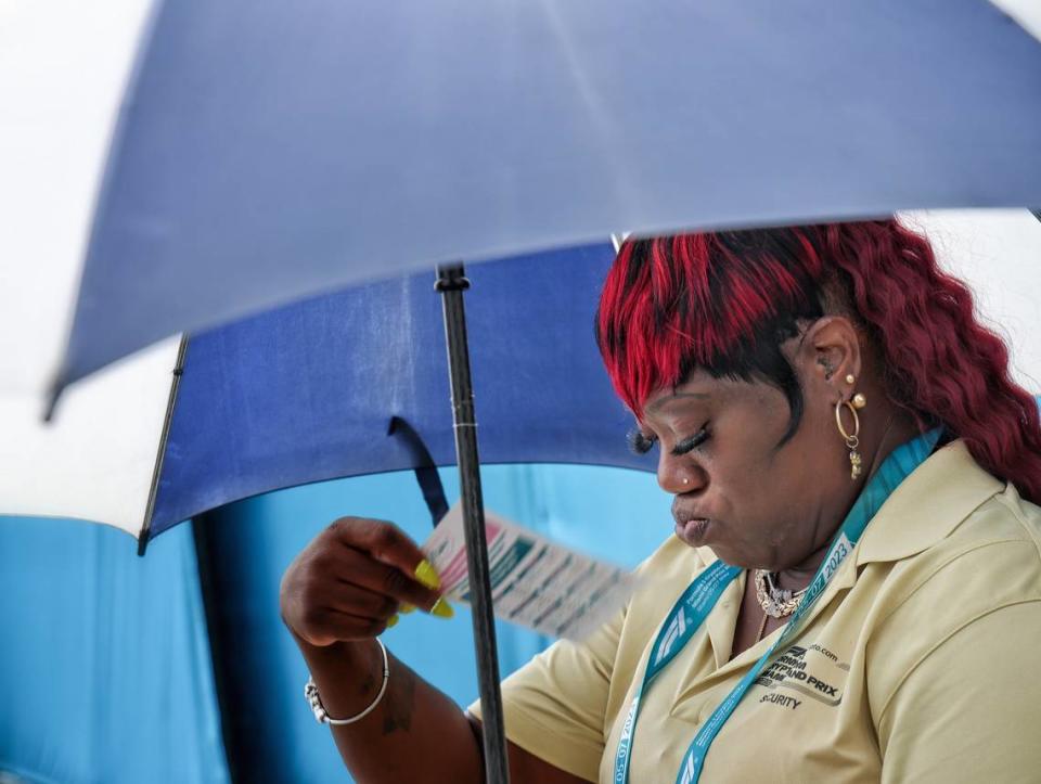La guardia de seguridad del Gran Premio Renee Green se abanica bajo un paraguas para escapar del calor antes del comienzo del Gran Premio de Miami de Fórmula 1 en el Miami International Autodrome, el domingo 7 de mayo de 2023, en Miami Gardens, Florida.