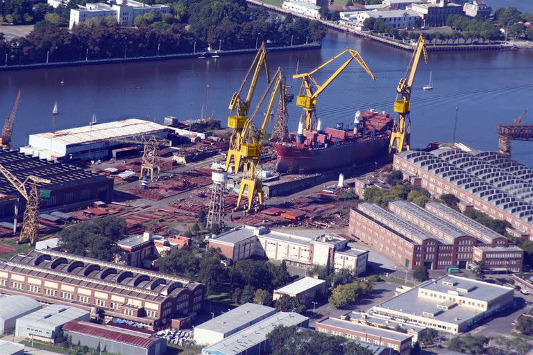 Arriba: Astillero Río Santiago, con una agenda de construcciones cargada; abajo: el acto de la mesa de la industria naval. Fotos: archivo y maxie amena