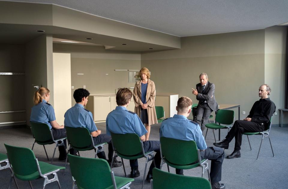 Die Lehrenden an der Polizeiakademie, Susanne Bonard (Corinna Harfouch, vierte von links), Direktor Hans Lompert (Jörg Pose, zweiter von rechts) und Lehrer Götz Lennart (Thomas Niehaus, rechts) müssen einigen Schülern die Leviten lesen. (Bild:  rbb/Marcus Glahn)