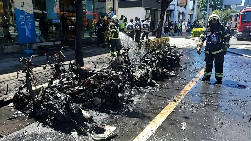 高雄鼓山區驚傳火燒車，火勢燒得猛烈，殃及路旁的8台機車與1部汽車。讀者提供