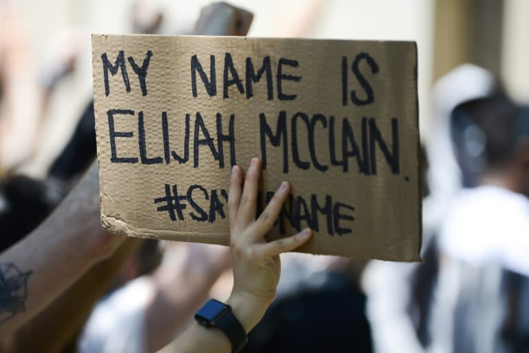Un manifestante reclama justicia para el joven negro Elijah McClain, el 27 de junio de 20220 en el exterior del Departamento de Policía de Aurora, en Colorado (EEUU) (Michael Ciaglo)