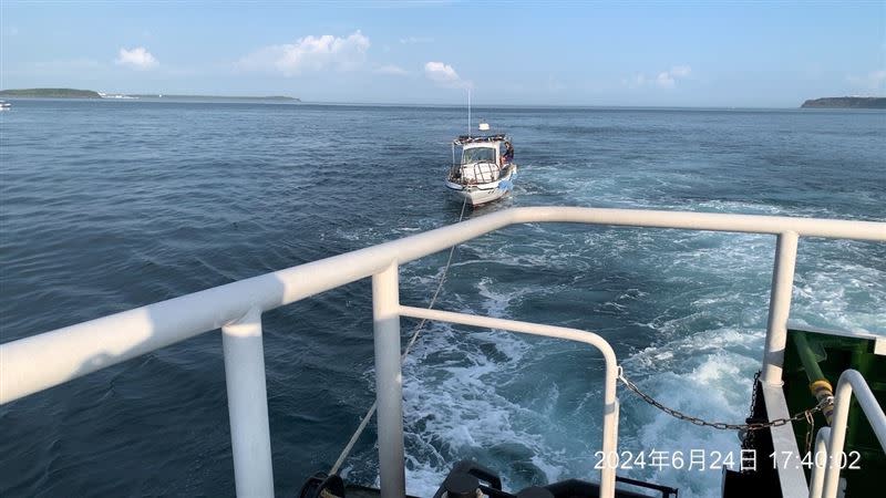 澎湖桶盤東北海域，昨天（24日）下午發生漁船與快艇擦撞事故，快艇被拖曳返港。（圖／翻攝畫面）