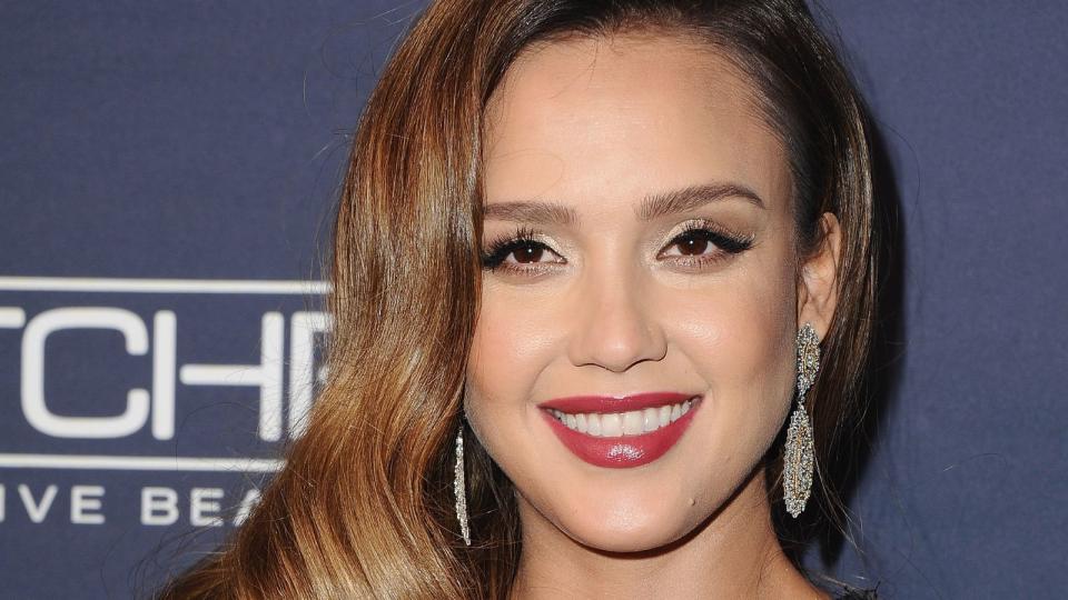 Jessica Alba wearing eye makeup looks brown eyes