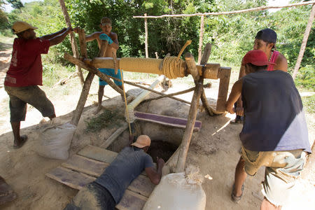 Foto de archivo. Mineros artesanales trabajan en una mina de oro en El Callao, Venezuela, 8 de agosto de 2018. Picture taken August 8, 2018. REUTERS/William Urdaneta