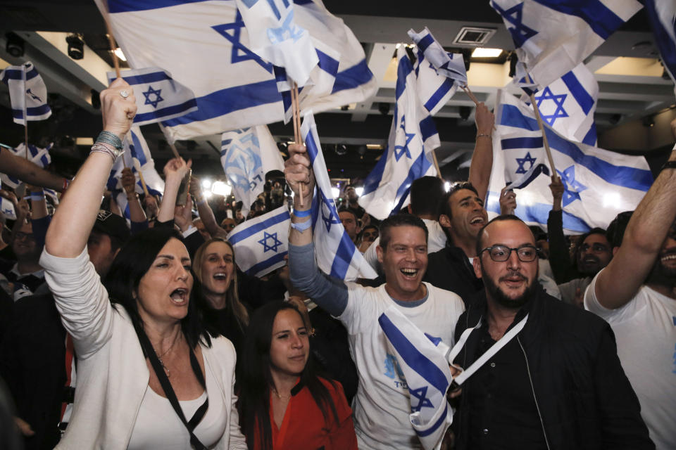 Simpatizantes del partido Azul y Blanco celebran en la sede de campaña del partido luego de las encuestas de salida de las elecciones de Israel, en Tel Aviv, el martes 9 de abril de 2019. (AP Foto/Sebastian Scheiner)