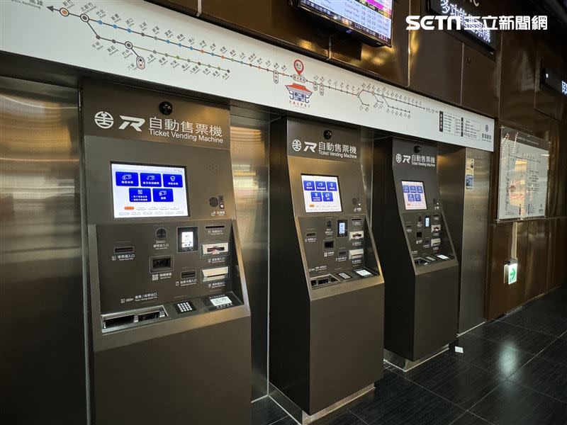 台鐵新型售票機亮相，新增10種電子支付方式，LINE Pay、悠遊付也能通。（圖／台鐵提供）