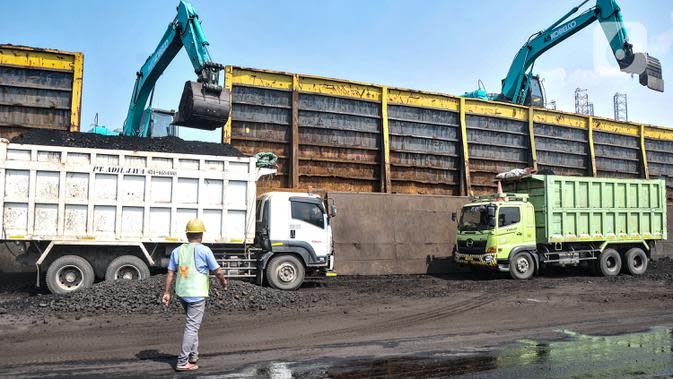 Pekerja saat menyelesaikan aktivitas bongkar muat batu bara di Pelabuhan PT KCN Marunda, Jakarta Utara, Rabu (5/1/2022). Pelarangan eskpro batu bara tercantum dalam surat nomor B-1605/MB.05/DJB.B/2021 yang dikeluarkan pada 31 Desember 2021 lalu. (merdeka.com/Iqbal S. Nugroho)
