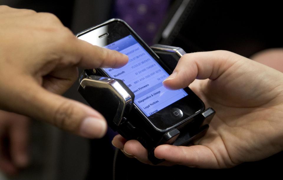 Federal Trade Commission (FTC) chief technologist Latanya Sweeney, left, points to cell phone information displayed as she conducts a mobile tracking demonstration, Wednesday, Feb. 19, 2014, in Washington. You might want to keep your cellphone home _ or at least turn it off _ when you go shopping. Stores are using technology to track consumers’ movements, but they say the information is anonymous. The Federal Trade Commission takes a look at the information these companies are collecting, how long they are keeping it and what it’s being used for. (AP Photo/Carolyn Kaster)