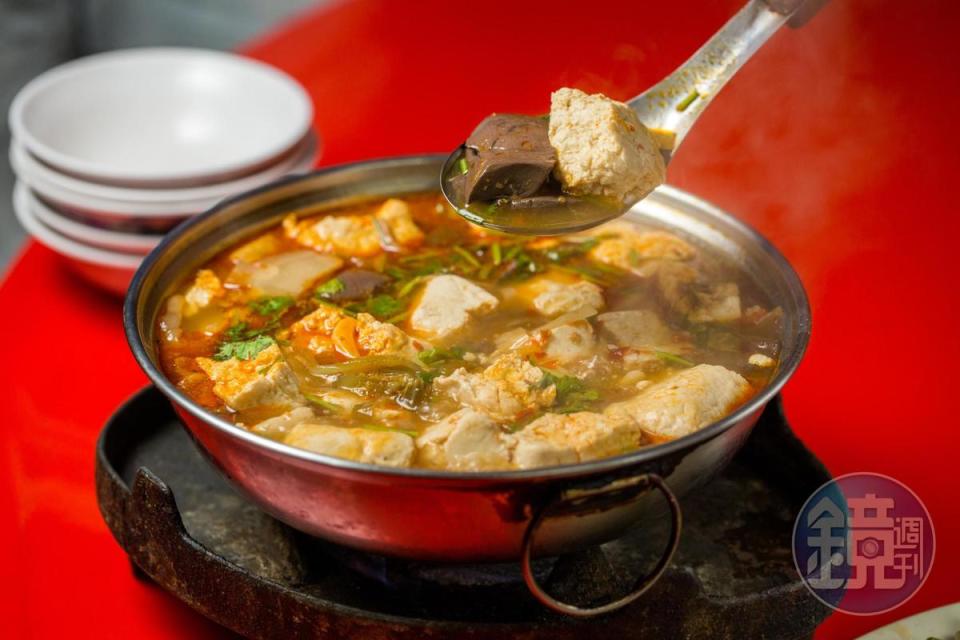 「招牌臭豆腐鍋」建議讓湯汁滾久一點，讓豆腐、鴨血更加入味，湯頭甘甜微辣。（150元／份）