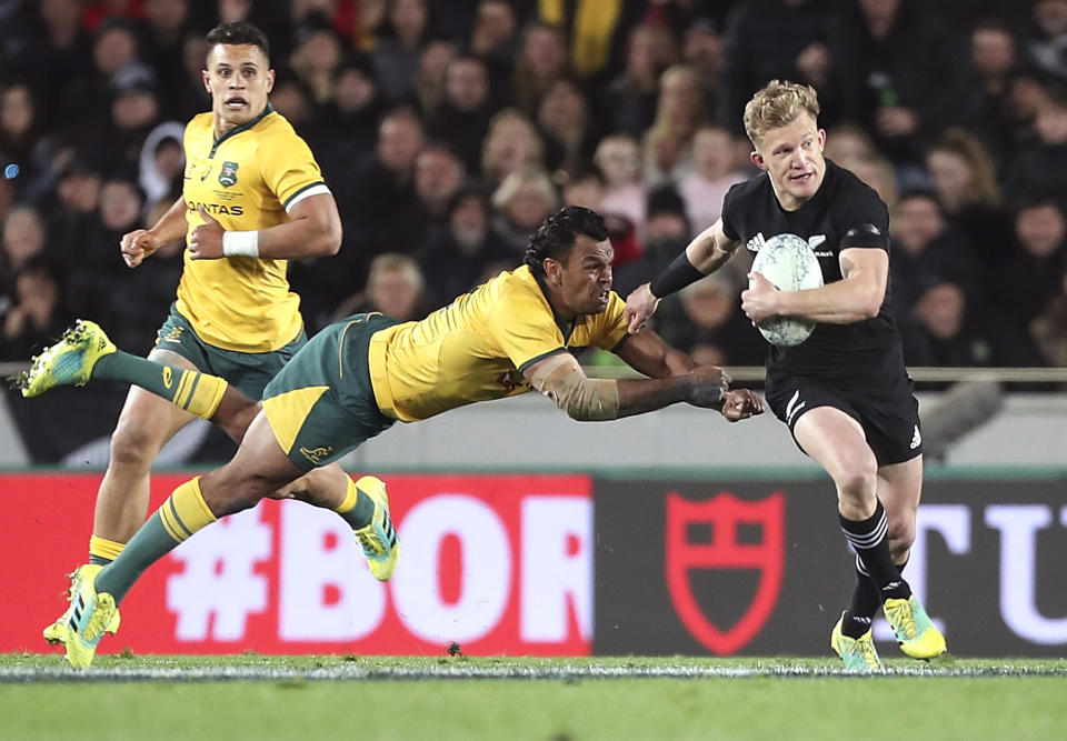 Australia's Curtly Beale tries to tackle New Zealand's Damian McKenzie in the Bledisloe Cup rugby test match at Eden Park in Auckland, New Zealand, Saturday Aug. 25, 2018. (AP Photo/David Rowland)