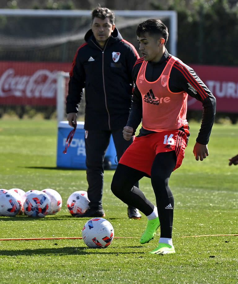 Marcelo Gallardo y Pablo Solari en un entrenamiento de River en Ezeiza