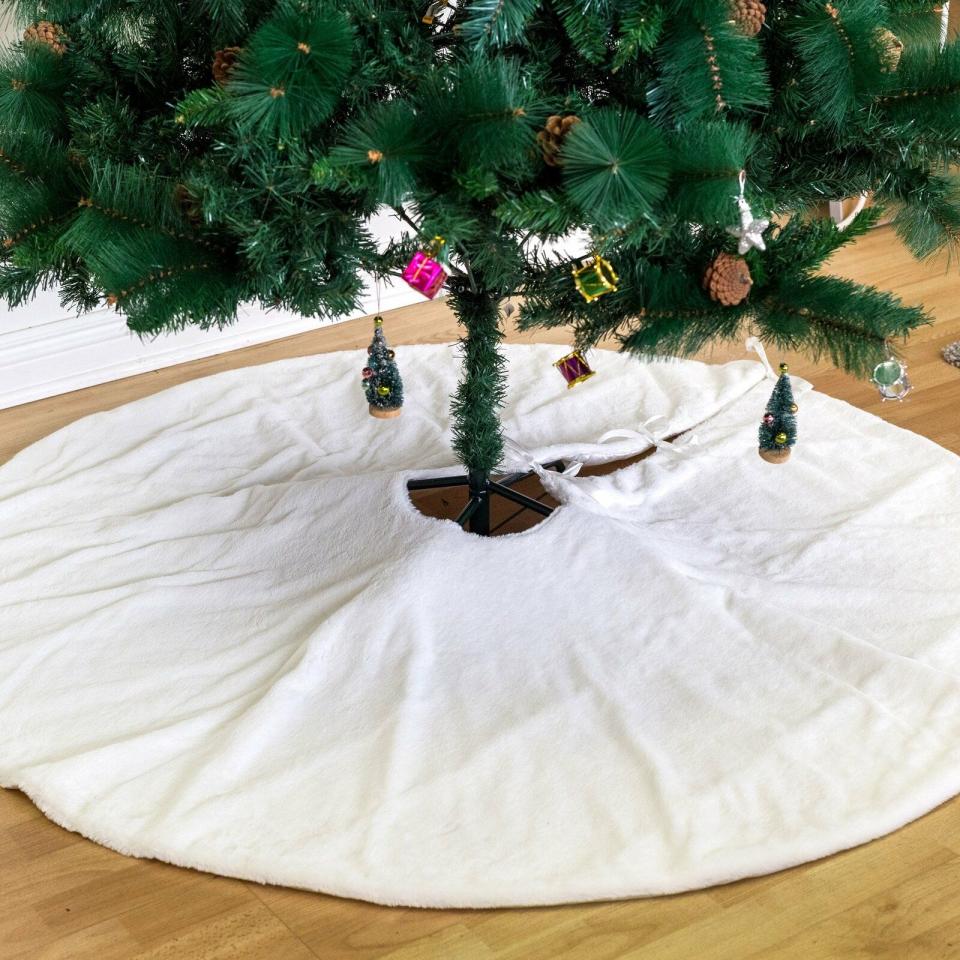 22) Faux Fur Tree Skirt