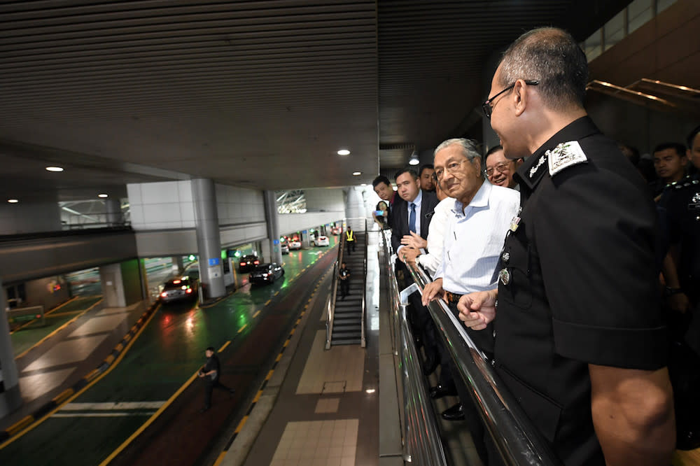 Johor Immigration Director Baharuddin Tahir briefs Prime Minister Tun Dr Mahathir Mohamad during a site visit to the Sultan Iskandar (BSI) Customs, Immigration and Quarantine (CIQ) Complex in Johor Baru October 31, 2019. — Bernama pic