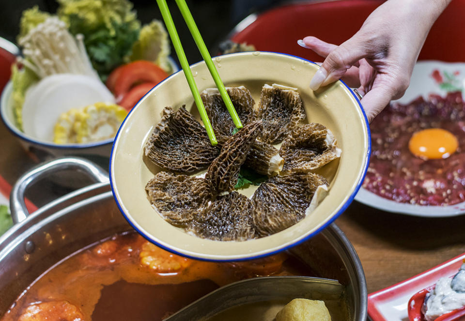 尖沙咀美食︱懷舊火鍋店特濃沙嗲湯底 抵食$358二人餐+脆卜卜炸魚骨