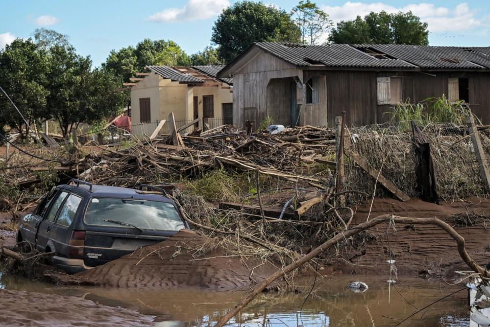 Nuotrauka: Nuniokoti namai, automobiliai, šakos ir šiukšlės Kruzeiro do Sule po niokojančių potvynių Rio Grande do Sul valstijoje, Brazilijoje, 2024 m. gegužės 14 d. (Nelsonas Almeida / AFP per Getty Images)