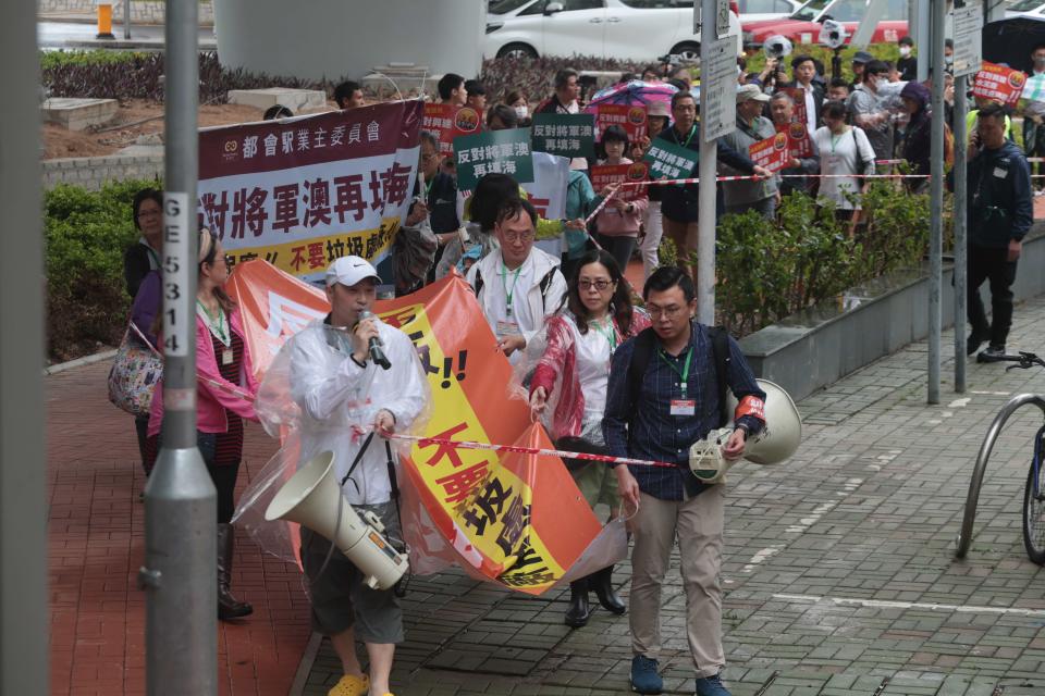 【復常首個遊行】團體反對將軍澳填海 大批警員戒備 遊行人士按要求頸戴咭牌