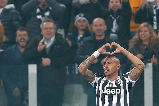 El mediocampista chileno de la Juventus Arturo Vidal celebra un gol ante la Fiorentina, en el encuentro de Europa League disputado el 13 de marzo de 2014 en Turín (AFP/Archivos | MARCO BERTORELLO)