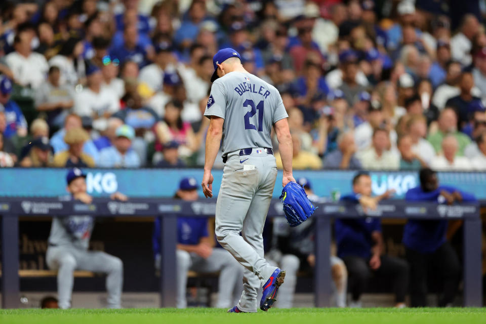 Walker Buehler worstelde met controle in 3 1/3 innings tegen de Brewers. (Stacy Revere/Getty Images)