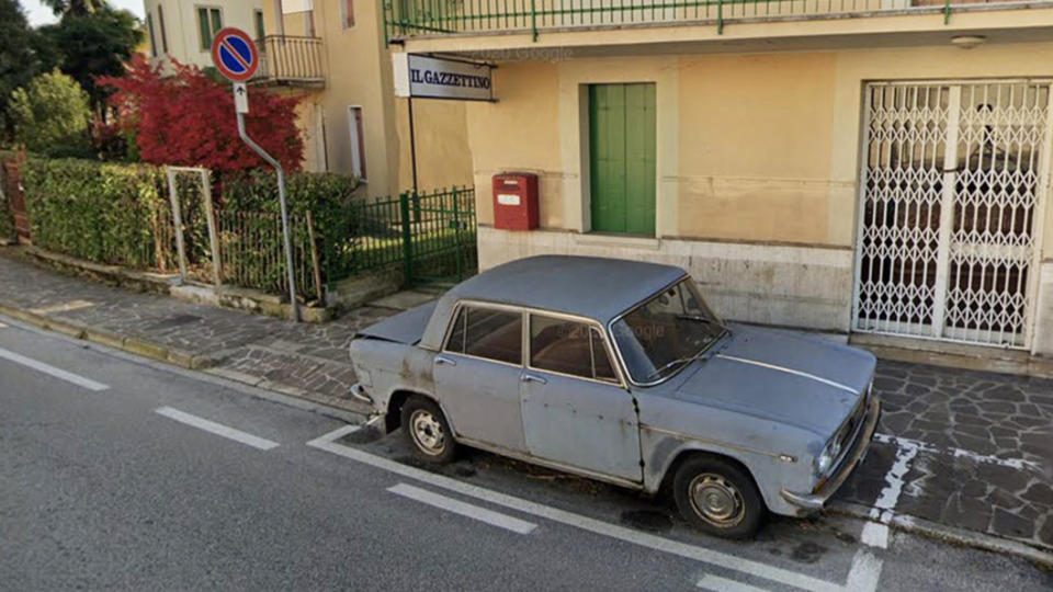 意大利小城一輛停放47年不動的汽車，如今，已成為當地的旅遊景點兼地標，吸引遊客前來打卡，連谷歌地圖上都標記它。(圖片來源/ Google Map)