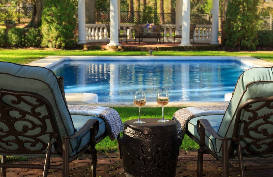 Por supuesto no falta en el jardín una gran piscina.<br><br>Foto: <a href="https://www.targetauction.com/events/detail/the-twelve-oaks-bed-breakfast-in-covington-ga-bw38720" rel="nofollow noopener" target="_blank" data-ylk="slk:Target Auction;elm:context_link;itc:0;sec:content-canvas" class="link ">Target Auction</a>