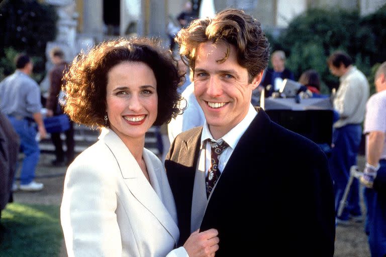 Hugh Grant y Andie MacDowell, en Cuatro bodas y un funeral