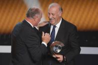 ZURICH, SWITZERLAND - JANUARY 07: Vicente del Bosque, head coach of Spain receives the FIFA World Coach of Men's Football 2012 trophy by Felipe Scolari (L) at Congress House on January 7, 2013 in Zurich, Switzerland. (Photo by Christof Koepsel/Getty Images)
