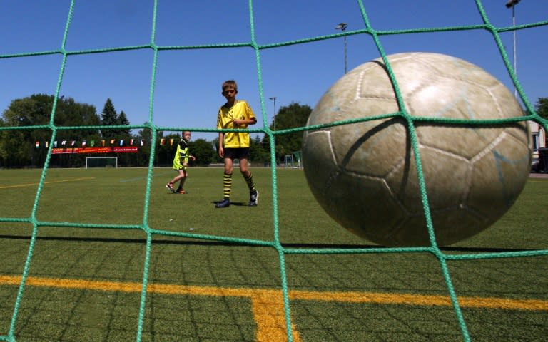 Ein Hobbyfußballer hat nach einer Verletzung durch einen starken Schuss eines Mitspielers laut einer Gerichtsentscheidung keinen Anspruch auf Schmerzensgeld. Das entschied das Landgericht Köln. (PIERRE-PHILIPPE MARCOU)