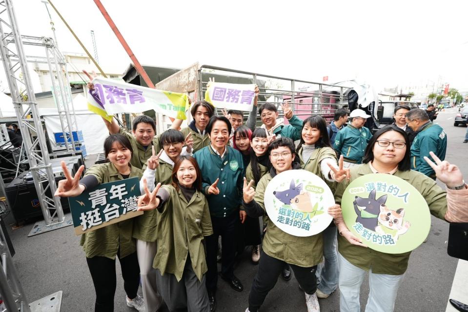 環島拼圖活動中，國務青擔任小老師，教導賴清德和鄉親唱跳。阮俊達提供